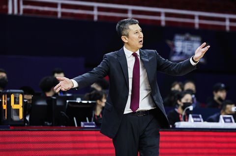 唐僧师徒四人往西天取经，此时虽已值暮秋，他们却感应炽烈难当，个个汗如雨下，经扣问，才知前面有一座方圆八百里的火焰山，长年猛火熊熊，周围牛山濯濯。每隔10年才能从铁扇公主手中借来芭蕉宝扇，熄火降雨，种收五谷。孙悟空立即决议到芭蕉洞往借宝扇。铁扇公主因遭牛魔王离弃整天抑郁不乐，又因儿子红孩儿被悟空克服，而欲报此恨。她掉臂悟空以礼相求，挥舞宝扇把悟空扇得无影无踪。悟空在小须弥山向灵吉菩萨请教，获得一颗定风宝珠。他二次来到芭蕉洞，铁扇公主连扇三扇 ，悟空巍然不动。铁扇公主回洞内韬光养晦，悟空巧施本事，钻进铁扇